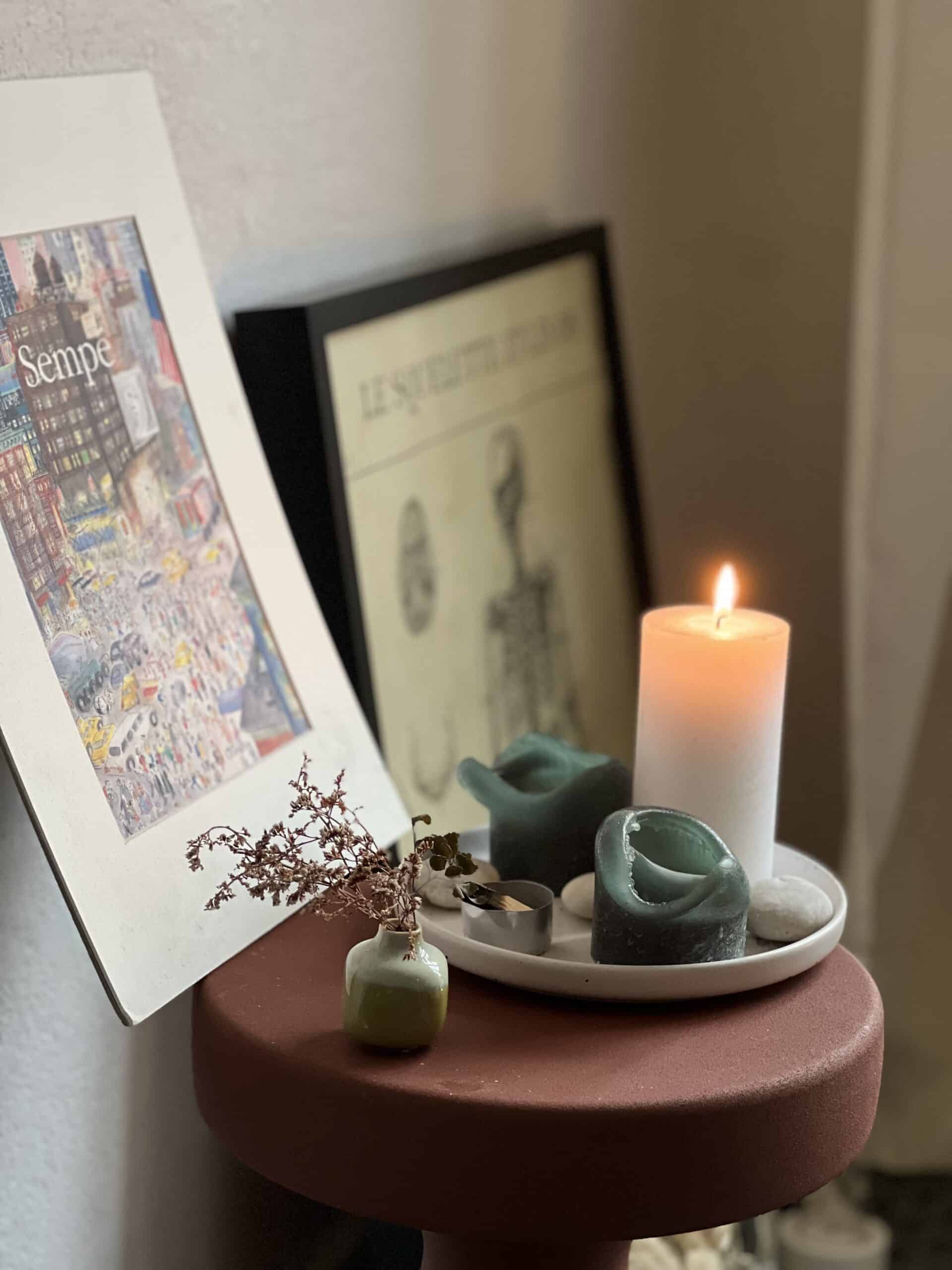 Bougie et éléments décoratifs pour une ambiance de soin apaisante.