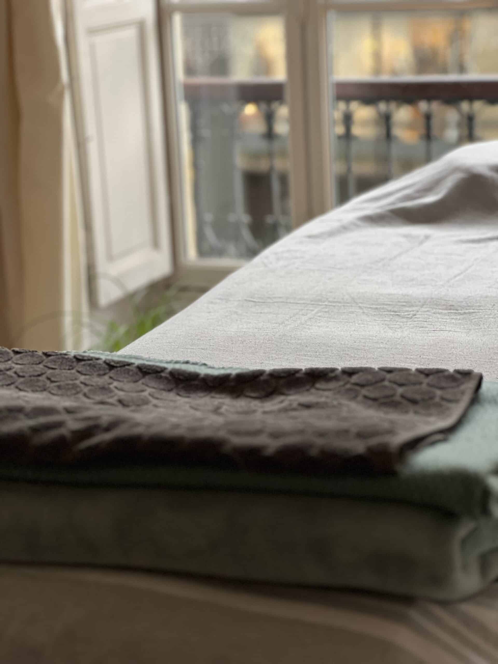 Gros plan sur une table de massage avec des serviettes douces.