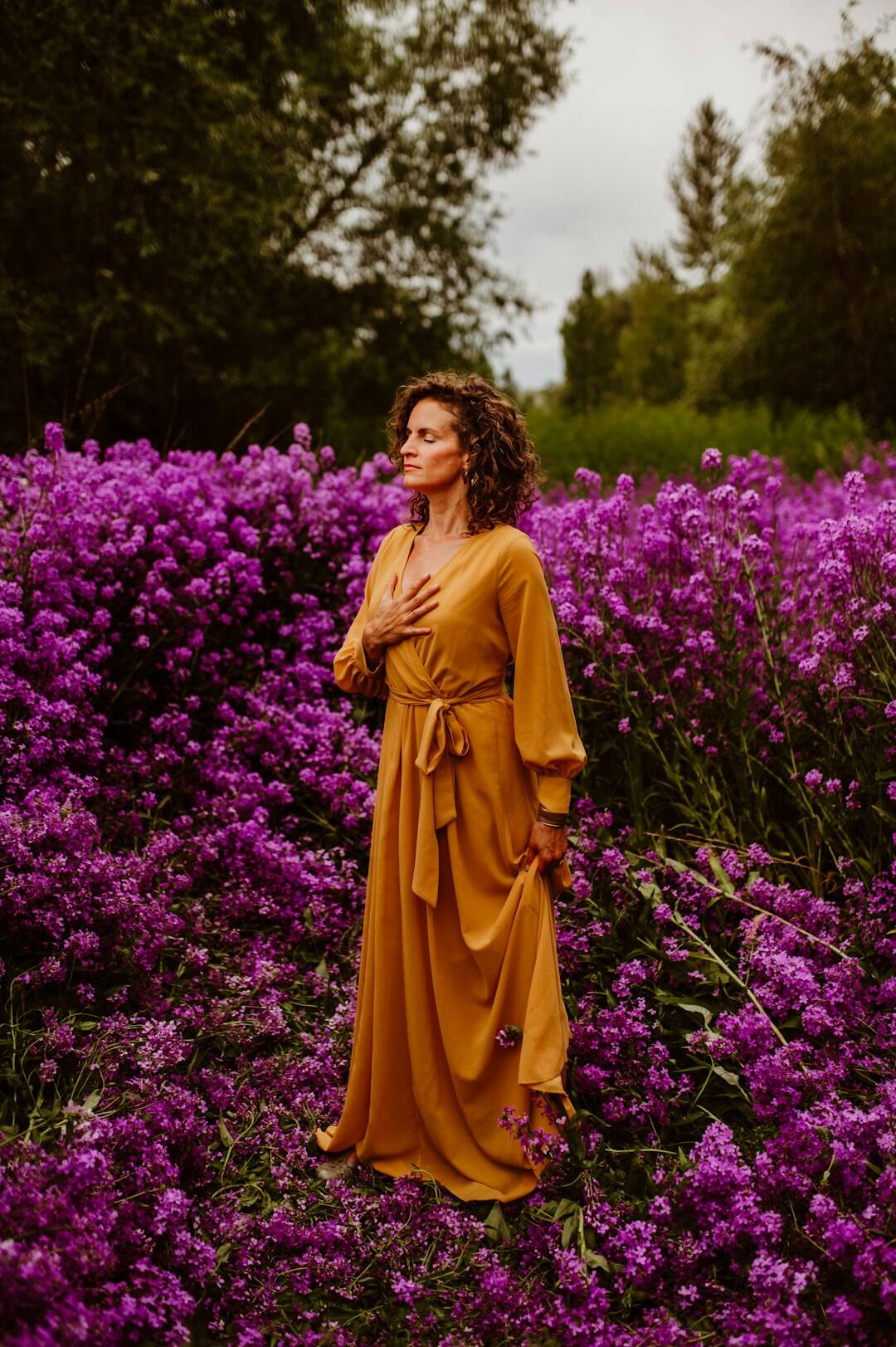 Femme au milieu de fleurs, symbolisant le ressourcement et l'énergie vitale.