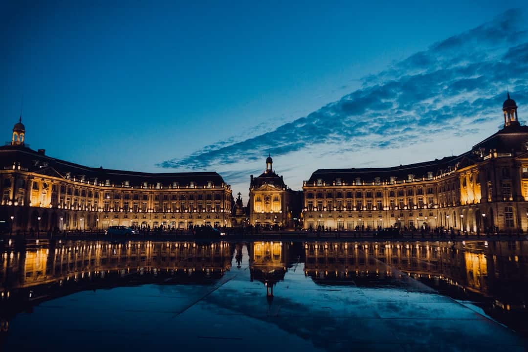 Vue de nuit de la Place de la Bourse à Bordeaux et son miroir d'eau.