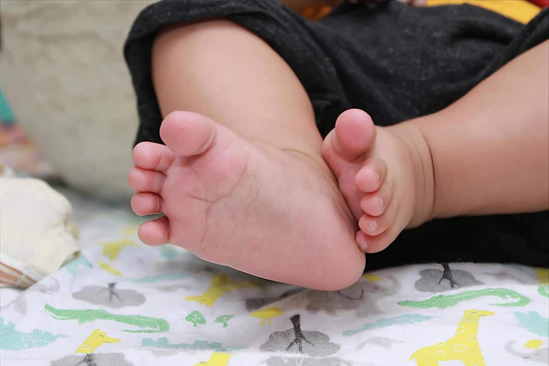 Gros plan sur les pieds d'un bébé.